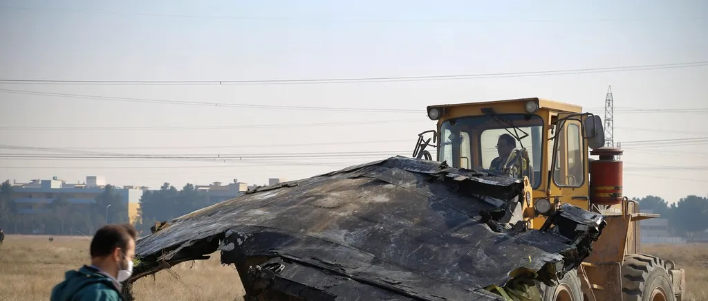 FOTO Buldozerele de la locul prăbușirii avionului din Iran ar putea distruge dovezi cruciale în stabilirea adevărului 