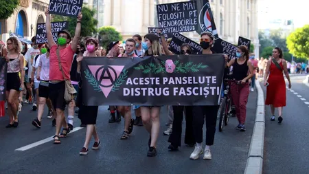 Mii de oameni la Bucharest Pride, deși Primăria Capitalei a autorizat evenimentul cu 500 de participanți. Manifestanții au plecat în marș pe Calea Victoriei (FOTO, VIDEO)