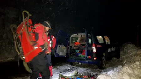 Trei turiști surprinși de AVALANȘĂ în Munții Călimani, în timp ce mergeau cu snowmobilele. Unul dintre ei A MURIT