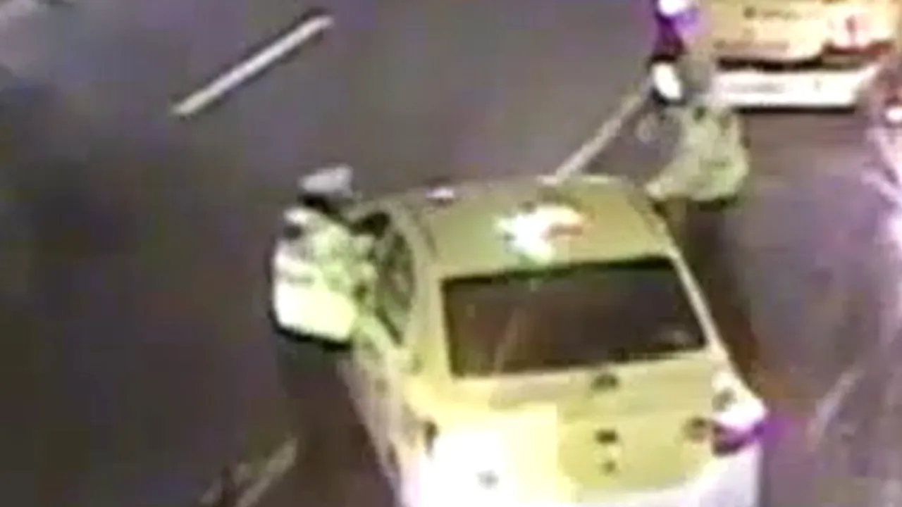 Scene de necrezut în București: un taximetrist demarează în trombă cu un polițist agățat de ușă