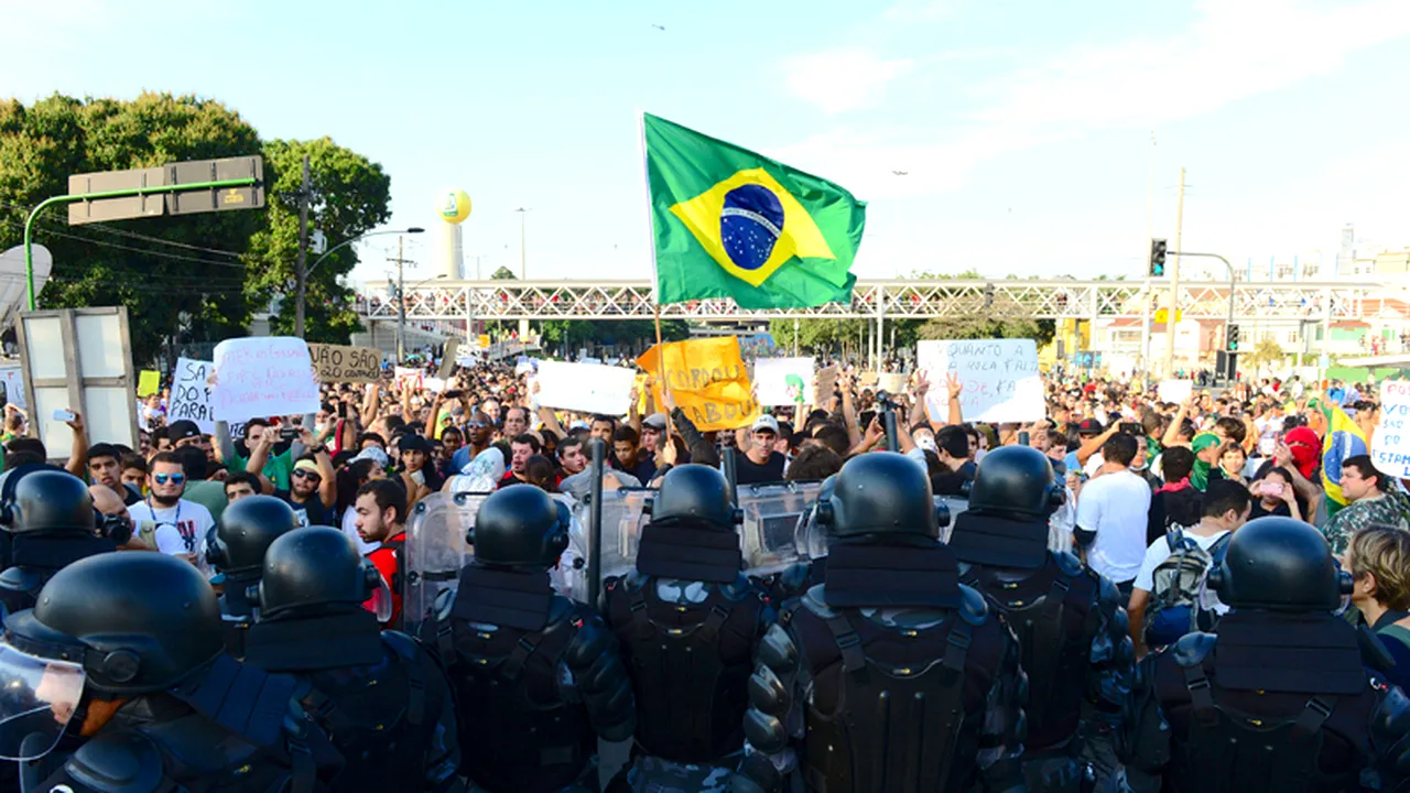 Confruntări între manifestanți și poliție la Rio de Janeiro. 