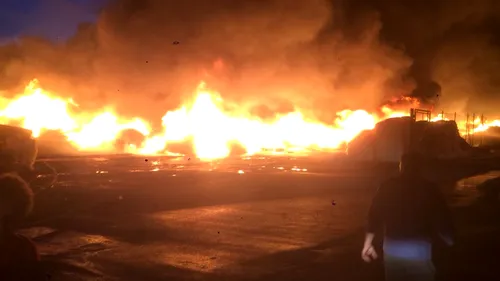 Dezastru ecologic după incendiul din Hunedoara, unde arde o fabrică de mase plastice: fumul gros, vizibil de la 10 kilometri. GALERIE FOTO
