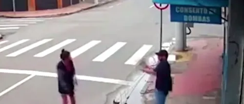 Momentele șocante în care o cerșetoare este împușcată mortal după ce îi ceruse câțiva bănuți unui bărbat - VIDEO