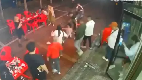 Scene de o brutalitate ieșită din comun, în China: Mai multe femei care ieșiseră să ia cina în oraș au fost bătute cu bestialitate