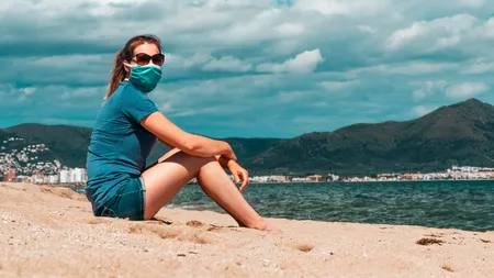 Litoralul, bate-l vina! Mai mulți ieșeni, depistați cu noul COVID-19 după ce fuseseră în concediu la mare sau la munte / Specialiștii explică cum se răspândește virusul într-o cameră de hotel