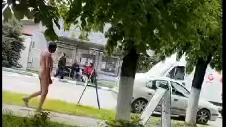 Un bărbat a ieșit la plimbare prin BALȘ în pielea goală. Cum au reacționat polițiștii