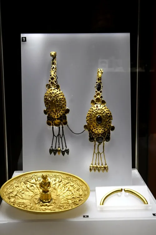 Povestea TEZAURULUI de la Pietroasa sau „Cloșca cu puii de aur”: Despre ...