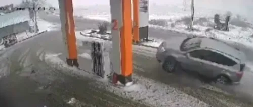 VIDEO | O șoferiță a fost la un pas de TRAGEDIE după ce a „zburat” printr-o stație PECO din cauza derapajului pe gheață