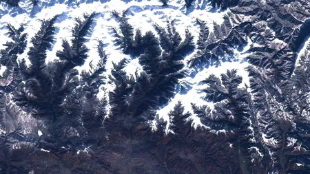 Risc de avalanşă. Toate traseele montane din Argeş, închise