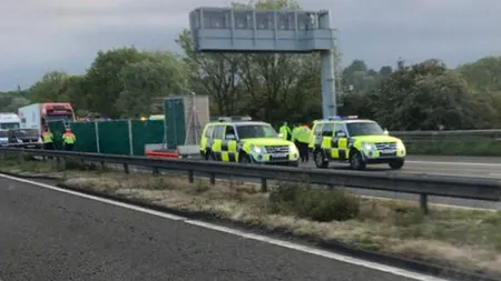 Doi români, printre cei cinci oameni care au murit într-un groaznic accident pe o autostradă din Marea Britanie: un Nissan Micra a fost spulberat de un camion