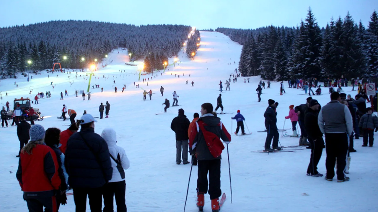 Sute de turiști de Bobotează la Straja. Apa ce va fi sfințită, adusă de salvamontiști pe jos, din munți