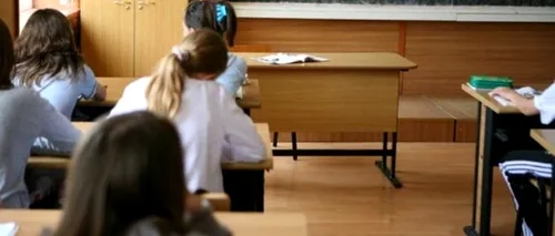 Doi elevi din Mureș, la spital după ce tencuiala de pe tavanul clasei a căzut peste ei
