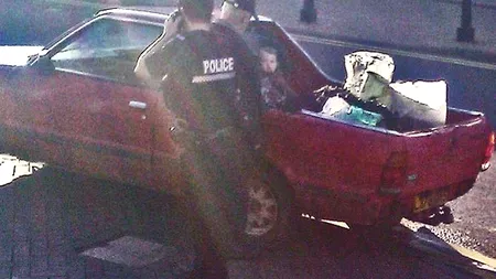 Cel mai prost părinte din lume? A gonit pe străzi cu bebelușul legat în remorcă