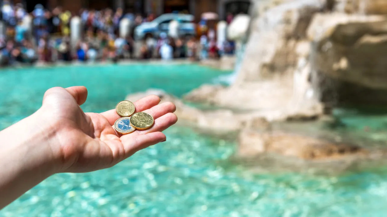 Ce se întâmplă cu monedele aruncate în Fontana di Trevi din Roma. Suma uriașă strânsă