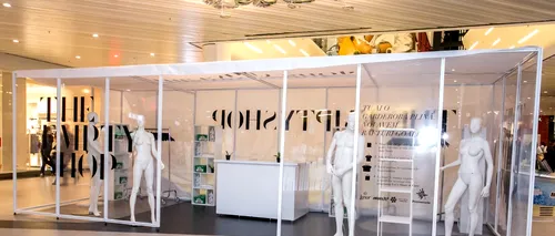 În București s-a deschis primul magazin complet gol. „The Empty Shop, conceptul umanitar prin care poți dona hainele care nu-ți mai trebuie oamenilor care chiar au nevoie de ele