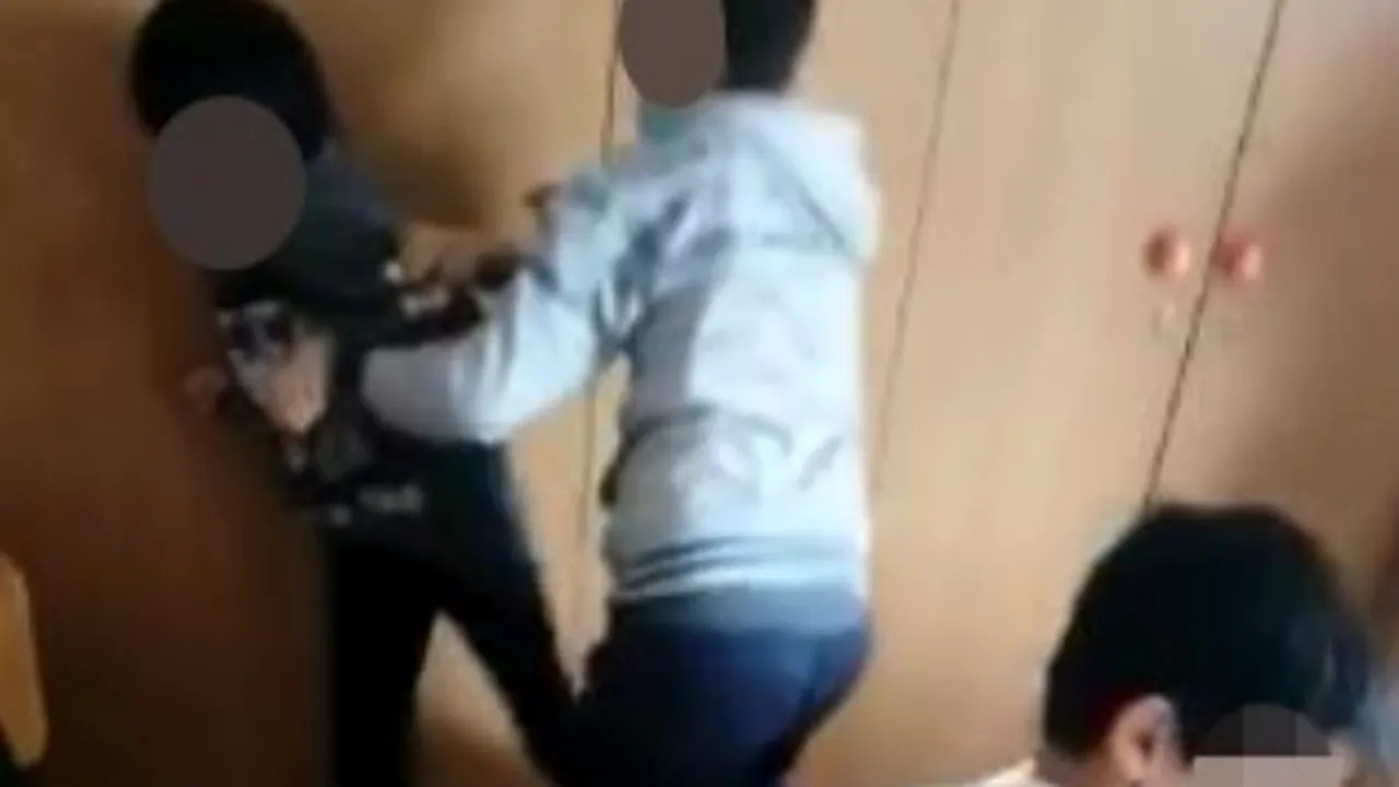 Un nou caz de bullying în școala românească: Un elev de clasa a V-a a fost umilit și agresat de colegii lui - VIDEO