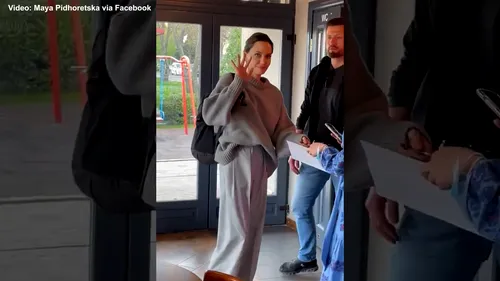 VIDEO | Anglina Jolie a ajuns în Ucraina. Actrița, emisar special al ONU, a fost văzută într-o cafenea din Liov