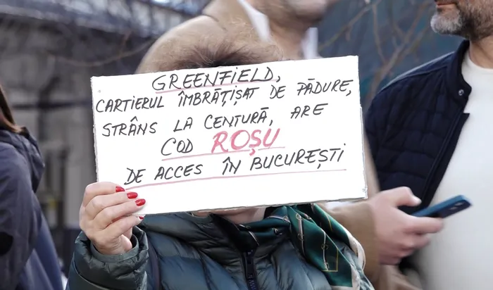 Zeci de locuitori ai cartierului Greenfield Băneasa au protestat în fața Primăriei Sectorului 1 după închiderea drumului de acces către București