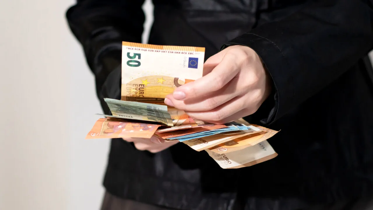 Bugetarul din România, fost electrician, cu un salariu de 11.000 de euro. Ce a răspuns când a fost întrebat cum de câștigă mai mult decât președintele