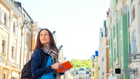 Stau la oraș, dar trăiesc ca la SAT. Orașele mici, pustiite și uitate de autorități de care tinerii fug