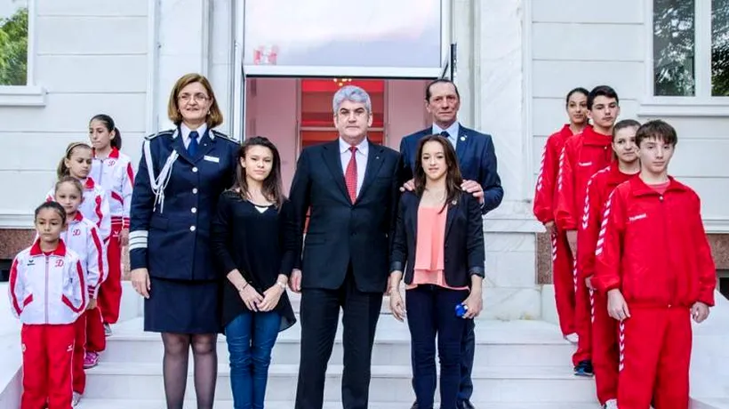Ministrul Gabriel Oprea le-a premiat cu câte 50.000 de lei pe gimnastele dinamoviste Larisa Iordache și Diana Bulimar