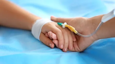 Fetița din Iași care a ajuns în comă la spital după ce a fost lăsată nesupravegheată în cadă a murit. Ea ar fi fost mușcată de mamă