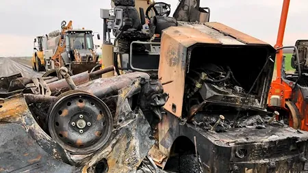 A fost la un pas să provoace o tragedie. Un șofer BĂUT s-a răsturnat cu mașina peste două utilaje grele