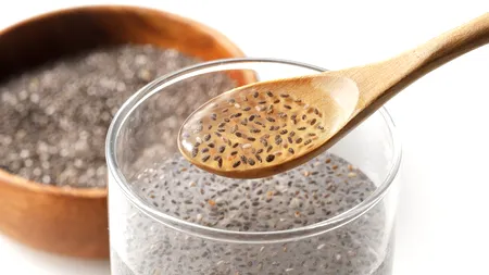 Ce se întâmplă în organism atunci când consumi apă cu semințe de chia. Ce valori nutriționale conțin 28 de grame de produs