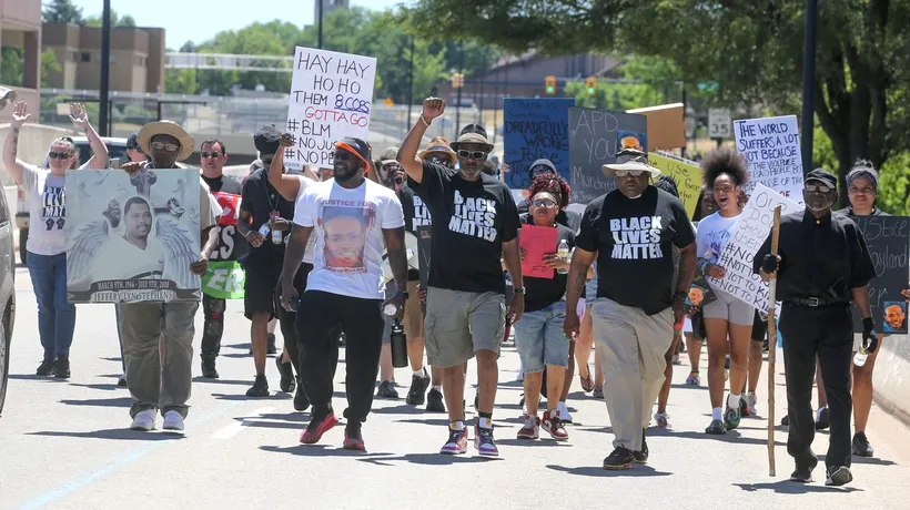 Proteste în SUA după ce un bărbat de culoare a fost omorât de Poliție cu 60 de gloanțe. Imaginile teribile au apărut pe rețelele sociale