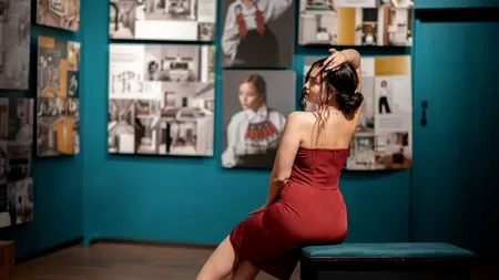 Profesoară, dată afară pentru că, în timpul liber, lucra ca model. I s-a cerut să-și ȘTEARGĂ toatele pozele de pe rețelele de socializare