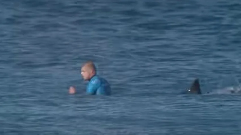 Cum a reușit un surfer să evite în ultimul moment să fie atacat de un rechin. VIDEO