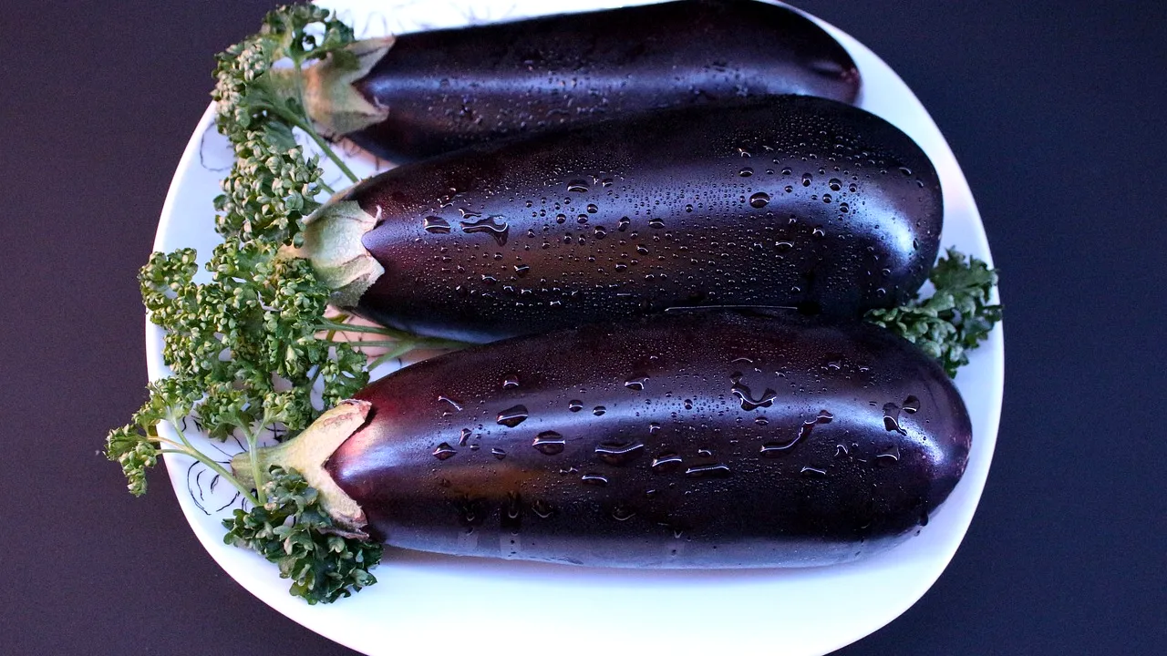 Cea mai rapidă metodă de curățare a vinetelor coapte. Ai nevoie doar de 3 obiecte