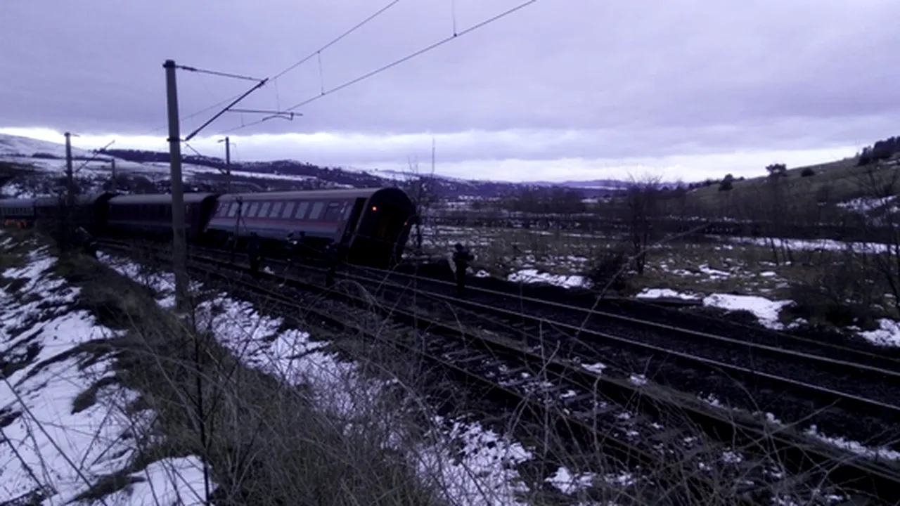 Două trenuri AU DERAIAT în Hunedoara și Caraș-Severin. Călătorii sunt TRANSBORDAȚI cu autobuzele