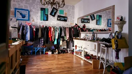 Două tinere au deschis un anticariat în care clienții plătesc cât cred că valorează produsul