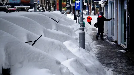 Bucureștiul împărțit în două. Deszăpezim mașinile și blocăm orașul, sau le lăsăm sub omăt și blocăm parcările