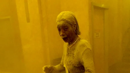 „The Dust Lady”. Fiica supraviețuitoarei atentatelor din 11 septembrie, acoperită de praf şi cenuşă, își amintește de trauma prin care a trecut mama sa
