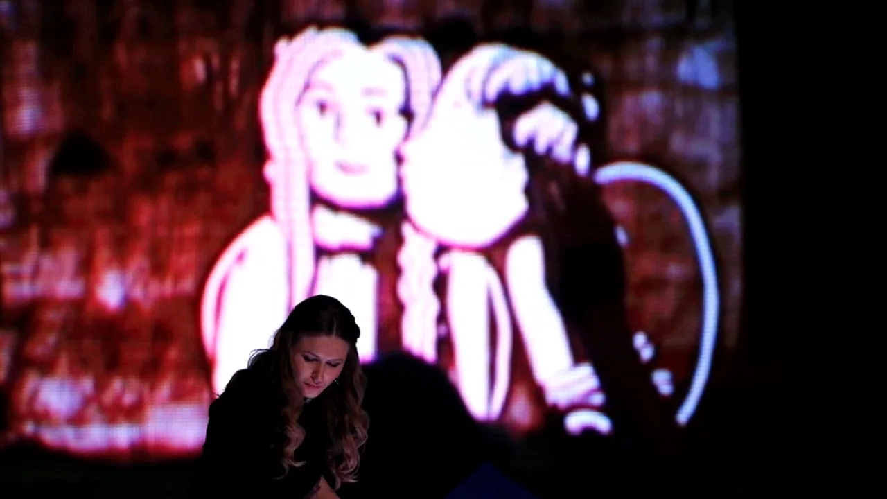 FINALA ROMÂNII AU TALENT, SEZONUL 3. Ana Munteanu, artista care desenează în nisip: 