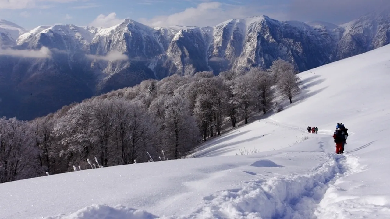 Turiștii blocați din cauza zăpezii. În unele zone din Bucegi stratul de zăpadă atinge aproape 2 metri