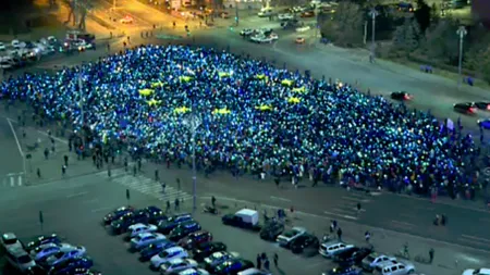 Proteste în Piața Victoriei: Manifestanții au făcut steagul Uniunii Europene din hârtii colorate 