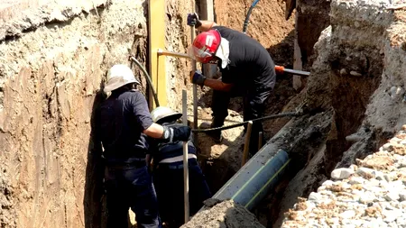 Doi muncitori care lucrau la canalizare, răniți după ce au fost prinși sub un mal de pământ