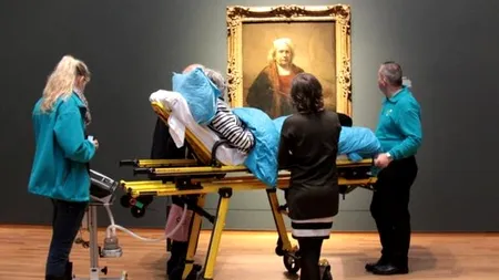 Povestea șoferului de ambulanță care îndeplinește ultimele dorințe pacienților. Ce a vrut să facă înainte să moară o femeie de 101 ani
