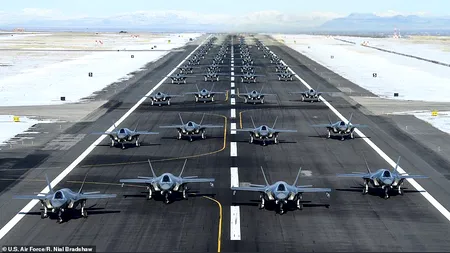 Demonstrație de forță a lui Trump. Zeci de avioane de luptă americane F-35A decolează în valuri la o bază militară - FOTO