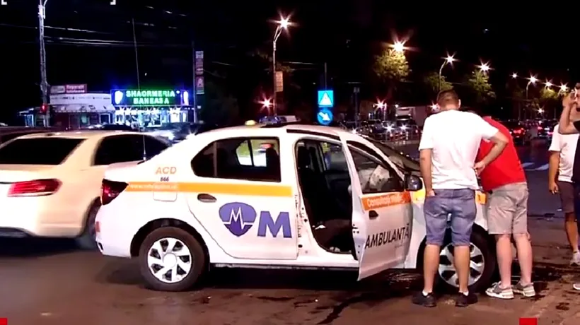 Accident grav în București. O ambulanță în MISIUNE a lovit un autoturism care nu i-a acordat prioritate