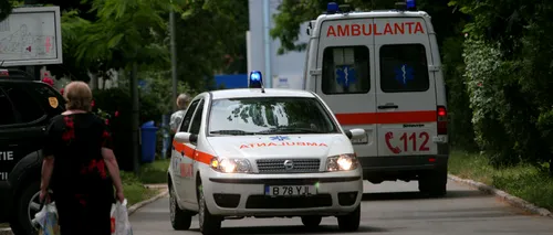 Accident grav în Arad: patru copii și o tânără au ajuns la spital, după ce mașina în care se aflau a intrat într-un copac