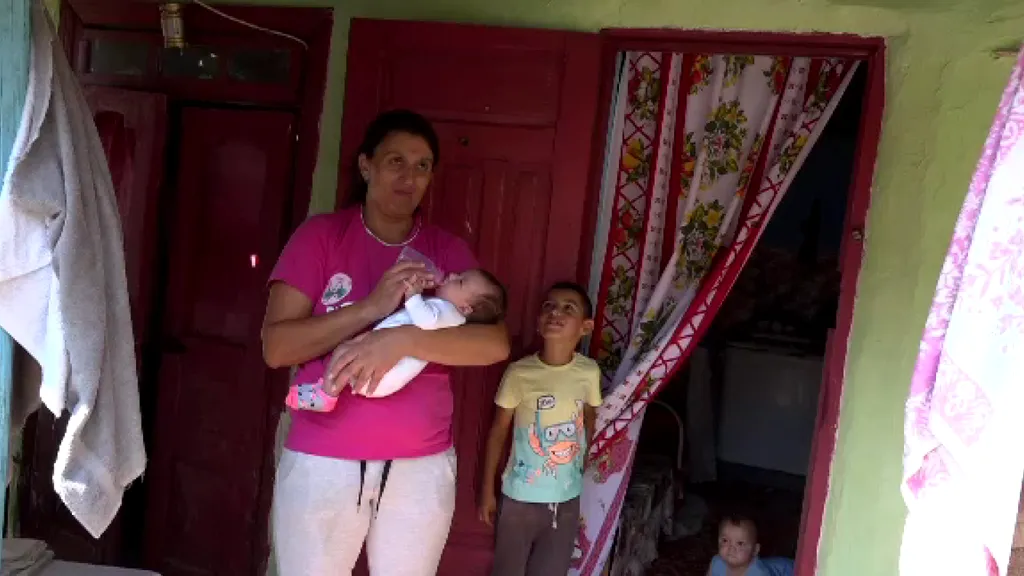 O mamă din Botoșani și cei cinci copii ai ei trăiesc într-un grajd! Drama provocată de fostul soț te lasă fără cuvinte
