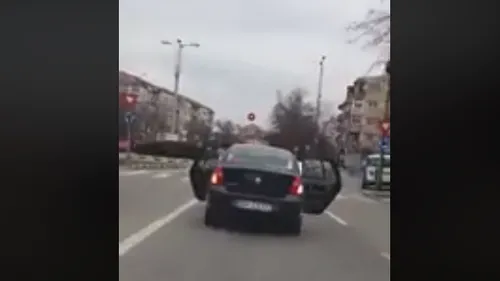 Cu portierele DESCHISE pe șoselele din Oradea. Un șofer a găsit o SOLUȚIE pentru a-și transporta NOUL FRIGIDER