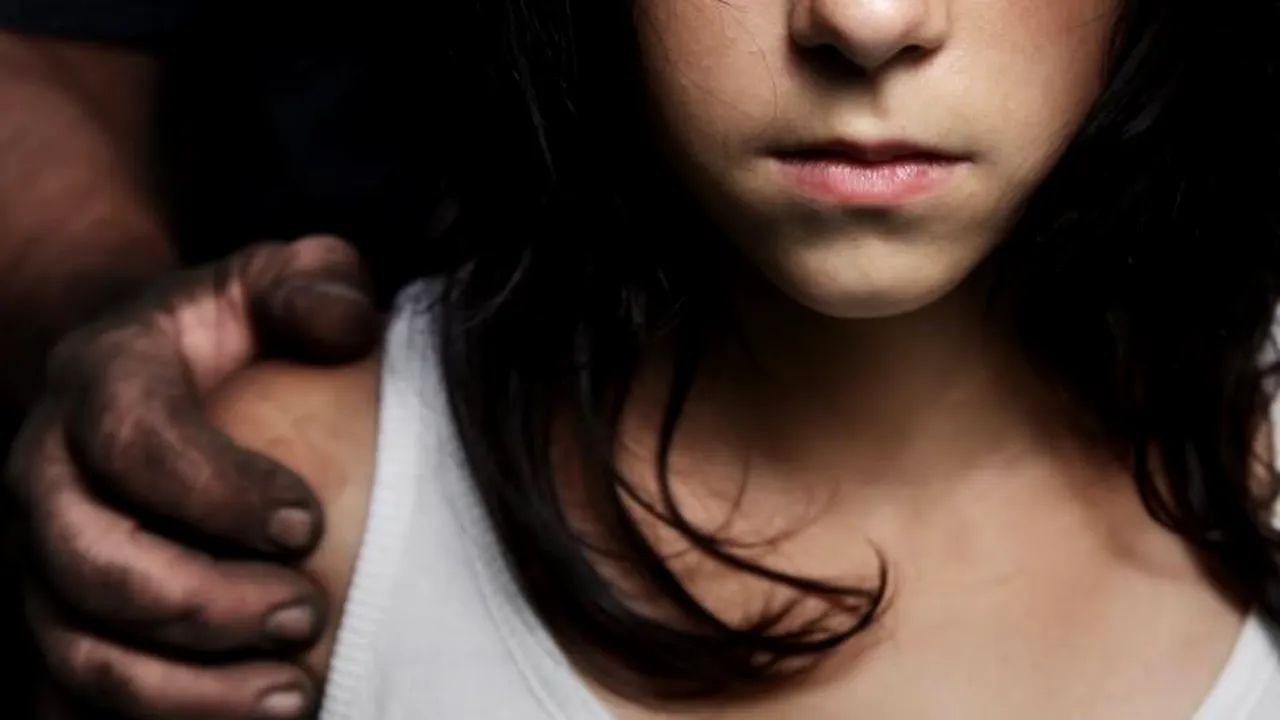 Și-a bătut cu bestialitate fiica pentru o fotografie publicată pe Facebook