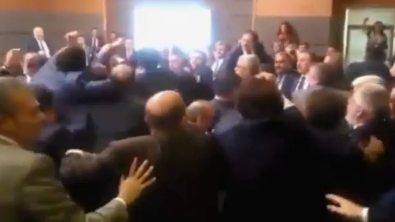 Bătaie între parlamentarii turci, în timpul unei dezbateri controversate