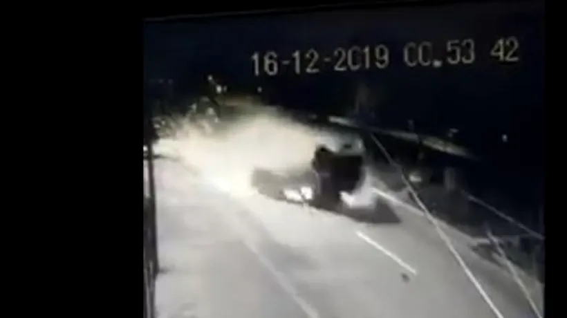 Un șofer care a căzut din mașina cu care s-a răsturnat în Craiova, a fost filmat când își căuta pantofii
