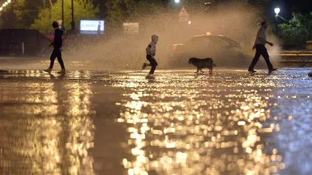 S-au rupt norii în Capitală. ISU a emis și un mesaj RO-Alert de cod roșu de furtună